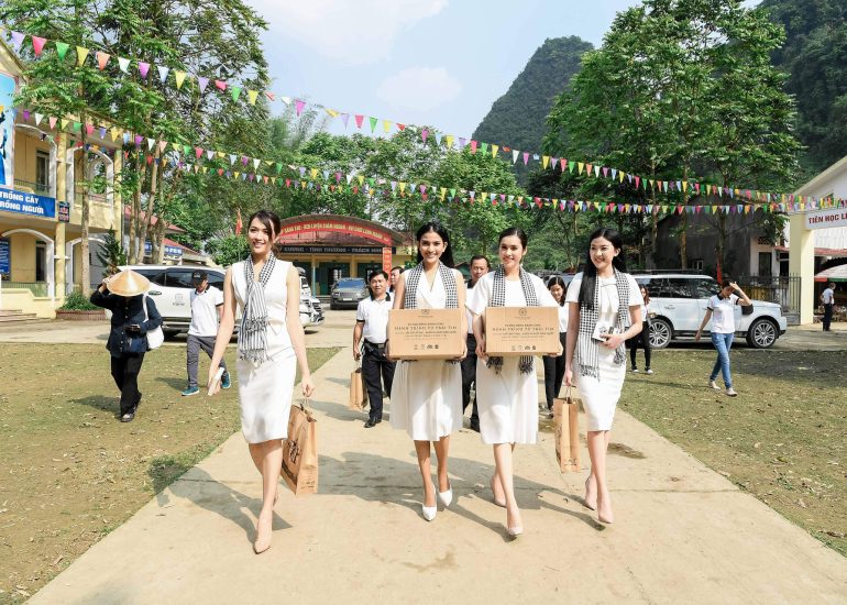 Á hậu Hoàng My, Trương Thị May, Lệ Hằng và diễn viên Lương Thanh trong Hành trình trao tặng sách tại Cao Bằng