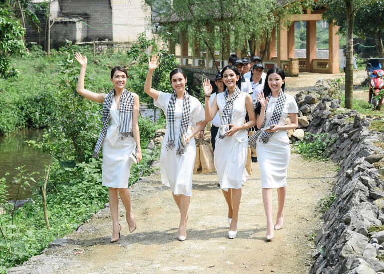 Á hậu Hoàng My, Trương Thị May, Lệ Hằng và diễn viên Lương Thanh trong Hành trình trao tặng sách tại Cao Bằng