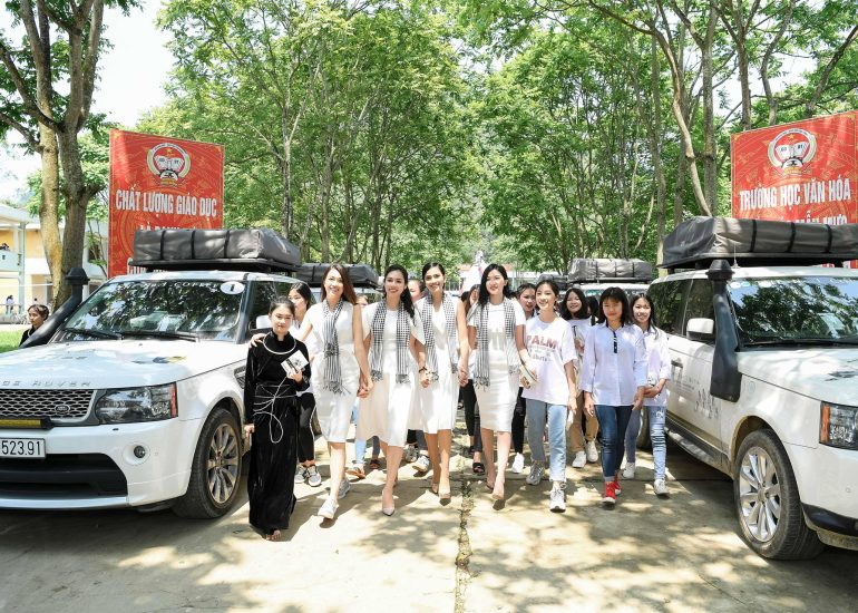 Á hậu Hoàng My, Trương Thị May, Lệ Hằng và diễn viên Lương Thanh trong Hành trình trao tặng sách tại Cao Bằng