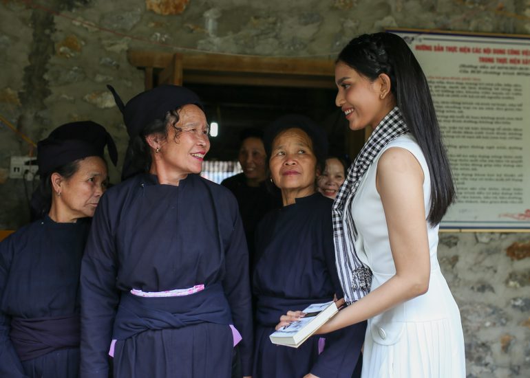 Á hậu Trương Thị May trao tặng sách cho bà con Cao Bằng