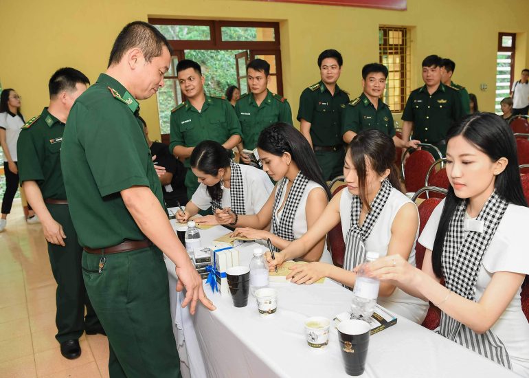 Á hậu Hoàng My, Trương Thị May, Lệ Hằng và diễn viên Lương Thanh trao tặng sách quý cho các em học sinh tại Cao Bằng