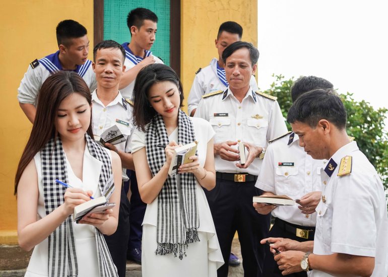 Hoa hậu Thu Ngân, Diễn viên Lương Thanh ký tặng sách tại Cảng Vạn Hoa - Hải Phòng