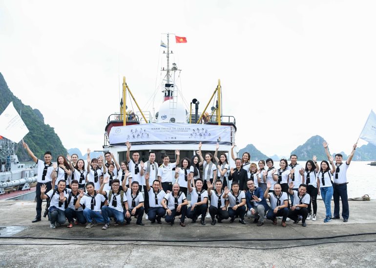 Hoa hậu Mỹ Linh, Á hậu Hoàng My, người đẹp Ngọc Trân, ca sĩ Xuân Hảo cùng đoàn Hành trình từ Trái tim tại bến cảng của Lữ đoàn Hải quân 170 - Quảng Ninh