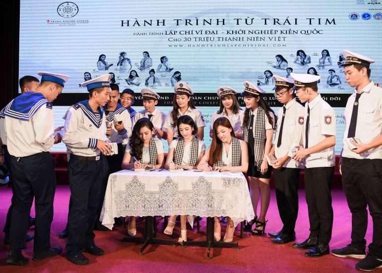 Á hậu Hoàng My, Hoa hậu Thu Ngân, Diễn viên Lương Thanh ký tặng sách tại ĐH Hàng Hải - Hải Phòng