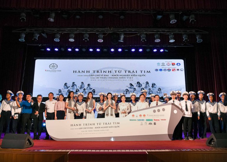 Ca sỹ Mỹ Linh, Hoa hậu Thu Ngân, Á hậu Hoàng My, Diễn viên Lương Thanh và các khách mời trong chương trình Hành trình từ Trái tim tại ĐH Hàng Hải - Hải Phòng