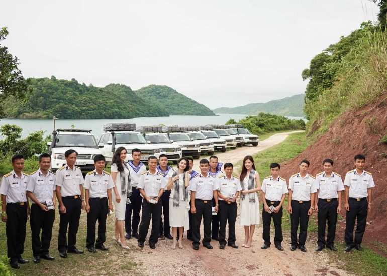 Á hậu Hoàng My, Hoa hậu Thu Ngân, Diễn viên Lương Thanh cùng các cán bộ chiến sĩ tại Cảng Vạn Hoa - Hải Phòng