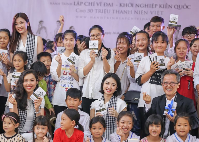 Á hậu Hoàng My, Hoa hậu Thu Ngân, Diễn viên Lương Thanh trao tặng sách tại Quảng Ninh