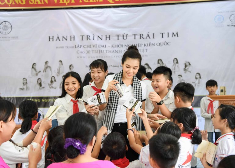 Á hậu Hoàng My trao tặng sách cho học sinh trên địa bàn xã Ngọc Vừng - Vân Đồn - Quảng Ninh