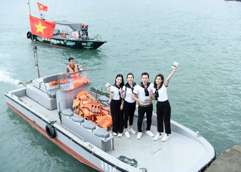 Hoa hậu Đỗ Mỹ Linh, Á hậu Hoàng My và người đẹp Ngọc Trân trong Hành trình trao tặng sách quý đến vùng biển đảo Bắc Bộ