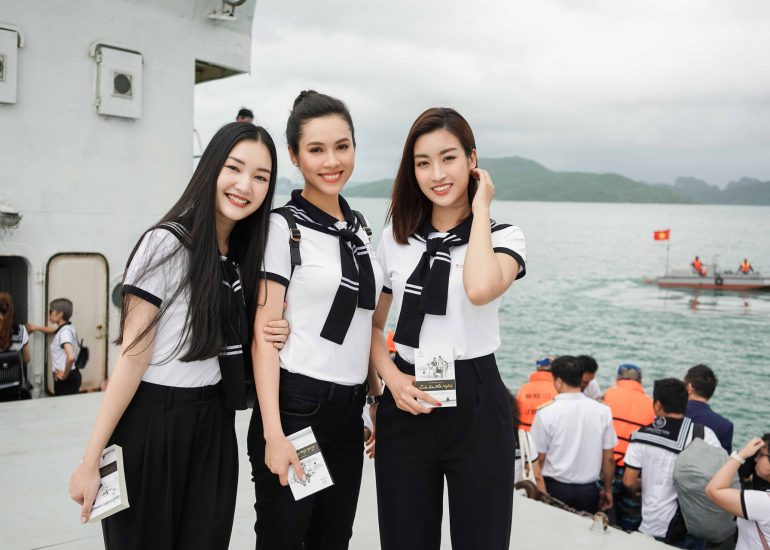Hoa hậu Đỗ Mỹ Linh, Á hậu Hoàng My và người đẹp Ngọc Trân trên chiếc tàu HP 634 để tặng sách quý đến vùng biển đảo