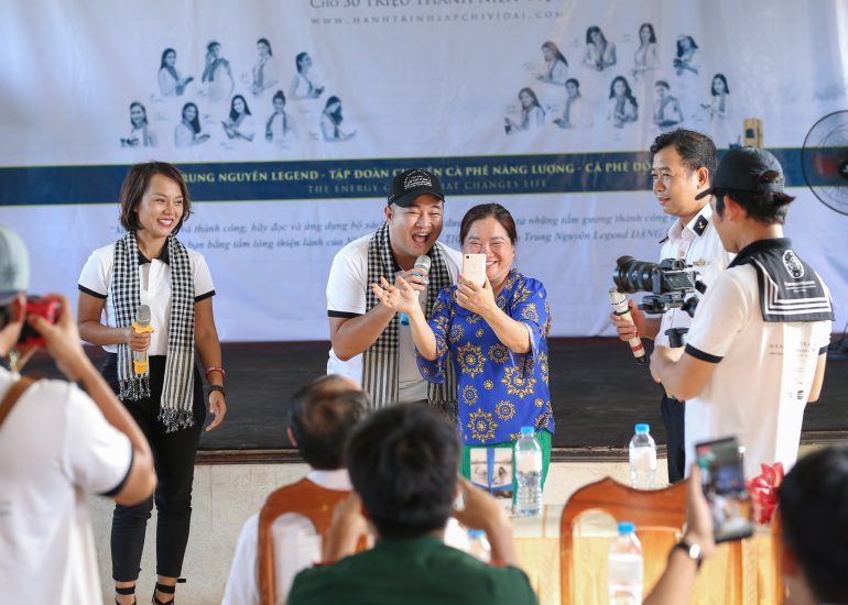 Ca sĩ Thái Thùy Linh, ca sĩ Minh Quân giao lưu cùng chiến sĩ, thanh niên, bà con huyện đảo Bạch Long Vĩ - Hải Phòng