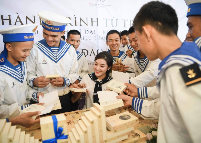 Á hậu Huyền My giao lưu, tặng sách cho chiến sĩ Vùng 4 Hải Quân - Khánh Hòa