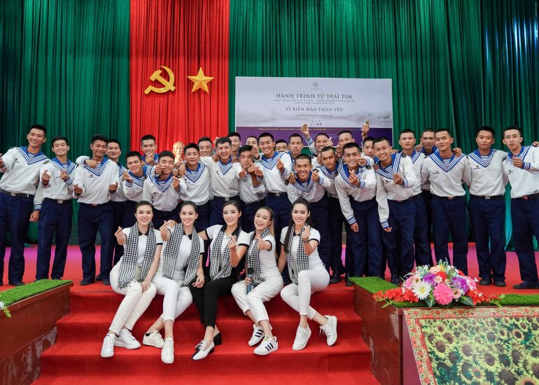 Hoa hậu Kỳ Duyên, Hoa hậu Tiểu Vy, Á hậu Hoàng My, người đẹp quân đội Giao Linh, ca sỹ Hoàng Thùy Linh giao lưu với cán bộ, chiến sĩ Vùng 5 Hải quân - Phú Quốc - Kiên Giang