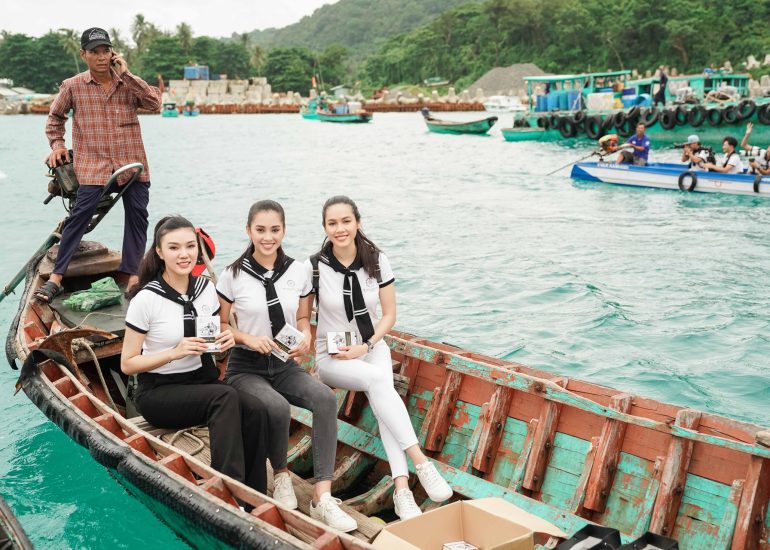 Hoa hậu Tiểu Vy, Á hậu Hoàng My, người đẹp quân đội Giao Linh trong Hành trình trao tặng sách tại đảo Thổ Châu - Kiên Giang
