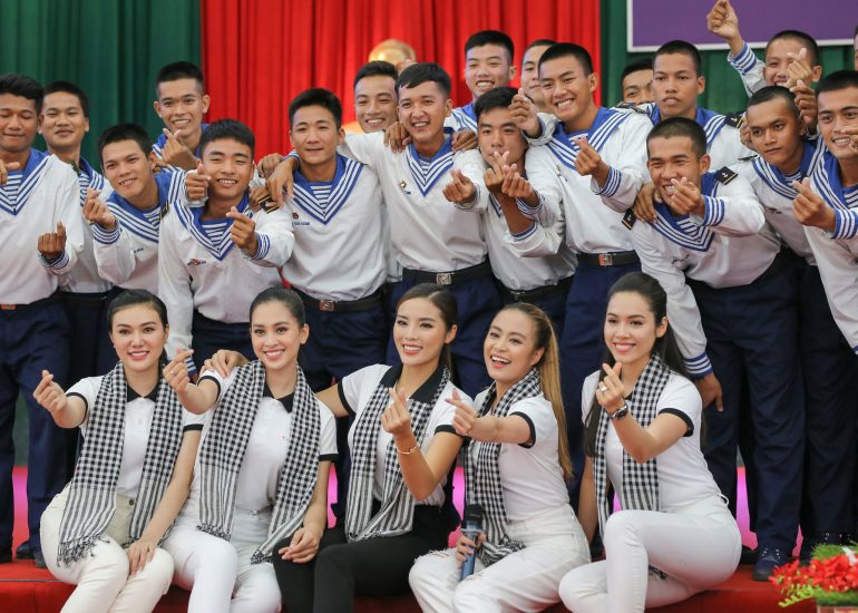 Hoa hậu Kỳ Duyên, Hoa hậu Tiểu Vy, Á hậu Hoàng My, người đẹp quân đội Giao Linh, ca sỹ Hoàng Thùy Linh giao lưu với cán bộ, chiến sĩ Vùng 5 Hải quân - Phú Quốc - Kiên Giang