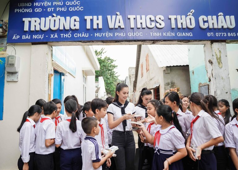 Hoa hậu Tiểu Vy trong Hành trình trao tặng sách tại đảo Thổ Châu - Kiên Giang