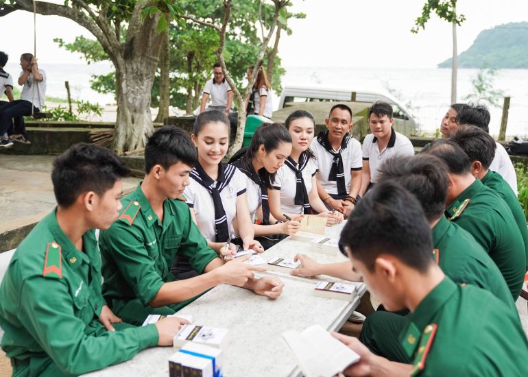Hoa hậu Tiểu Vy, Á hậu Hoàng My, người đẹp quân đội Giao Linh trong Hành trình trao tặng sách tại đảo Thổ Châu - Kiên Giang