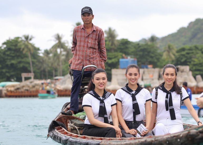 Hoa hậu Tiểu Vy, Á hậu Hoàng My, người đẹp quân đội Giao Linh trong Hành trình trao tặng sách tại đảo Thổ Châu - Kiên Giang