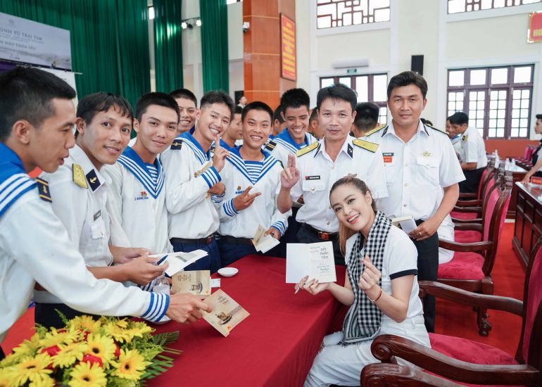 Ca sỹ Hoàng Thùy Linh giao lưu với cán bộ, chiến sĩ Vùng 5 Hải quân - Phú Quốc - Kiên Giang