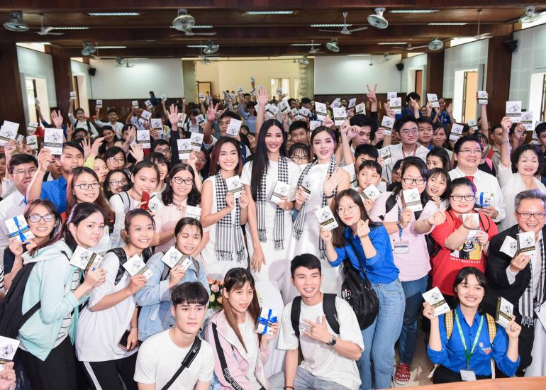 Hoa hậu Kỳ Duyên, Á hậu Hoàng Thùy và ca sĩ Ái Phương tặng sách quý đổi đời tại Trường Đại học Nông Lâm TP.HCM
