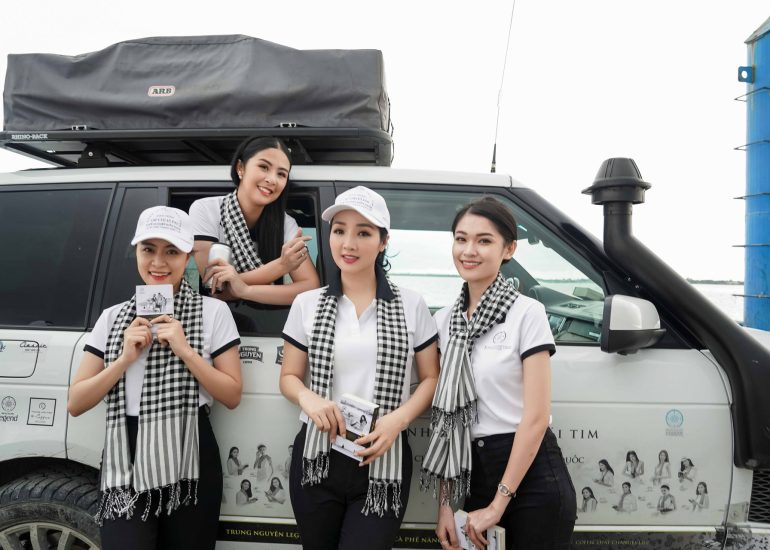 Hoa hậu Giáng My, Hoa hậu Ngọc Hân, Á hậu Thùy Dung và ca sĩ Hoàng Thùy Linh trên hành trình trao tặng sách tại Tiền Giang