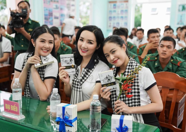 Hoa hậu Giáng My, Hoa hậu Ngọc Hân và ca sĩ Hoàng Thùy Linh trao tặng sách cán bộ, chiến sĩ tại Đồn biên phòng Cửa Đại - Bến Tre