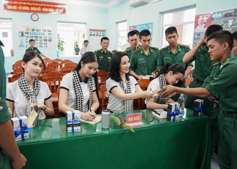 Hoa hậu Giáng My, Hoa hậu Ngọc Hân và ca sĩ Hoàng Thùy Linh trao tặng sách cán bộ, chiến sĩ tại Đồn biên phòng Cửa Đại - Bến Tre