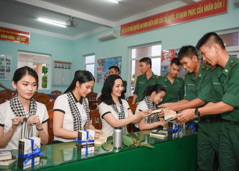 Hoa hậu Giáng My, Hoa hậu Ngọc Hân và ca sĩ Hoàng Thùy Linh trao tặng sách cán bộ, chiến sĩ tại Đồn biên phòng Cửa Đại - Bến Tre
