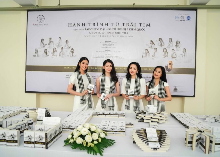 Hoa hậu Giáng My, Hoa hậu Ngọc Hân, Á hậu Thùy Dung và ca sĩ Hoàng Thùy Linh trao tặng sách tại Trường Đại học Tiền Giang