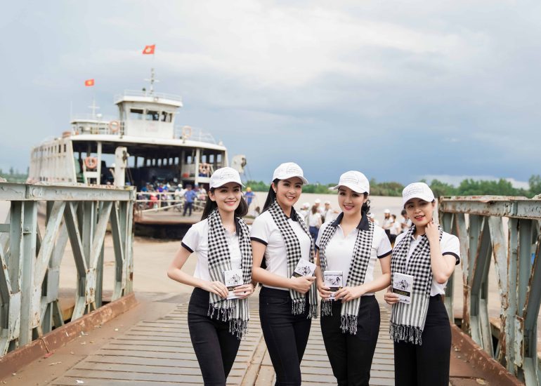 Hoa hậu Giáng My, Hoa hậu Ngọc Hân, Á hậu Thùy Dung và ca sĩ Hoàng Thùy Linh trên hành trình trao tặng sách tại Tiền Giang