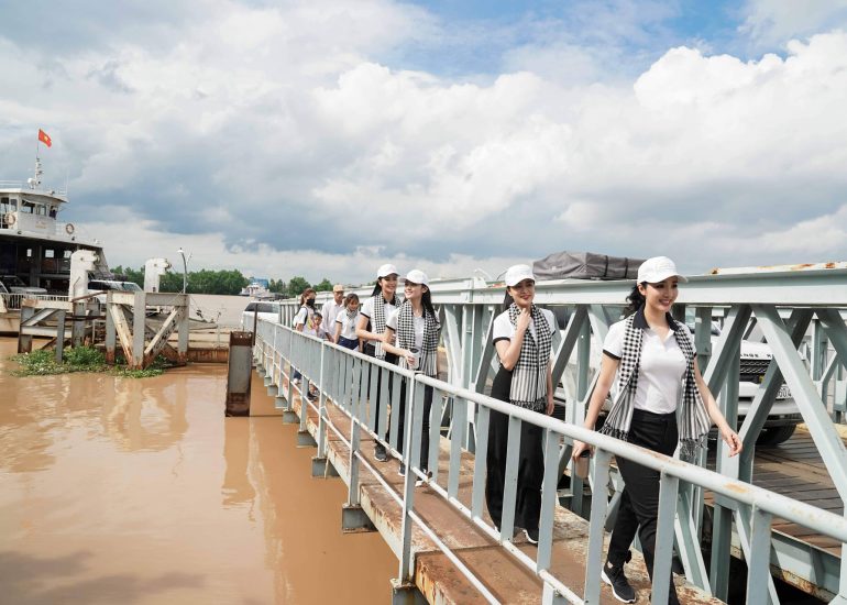 Hoa hậu Giáng My, Hoa hậu Ngọc Hân, Á hậu Thùy Dung và ca sĩ Hoàng Thùy Linh trên hành trình trao tặng sách tại Tiền Giang
