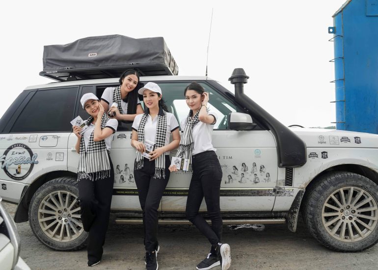 Hoa hậu Giáng My, Hoa hậu Ngọc Hân, Á hậu Thùy Dung và ca sĩ Hoàng Thùy Linh trên hành trình trao tặng sách tại Tiền Giang