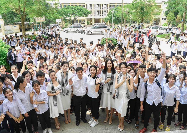 Hoa hậu Mai Phương Thúy, Hoa hậu Thùy Dung, Á hậu Tú Anh và ca sĩ Hải Yến giao lưu, tặng sách cho học sinh Trường THPT Cao Lãnh 1 - Đồng Tháp