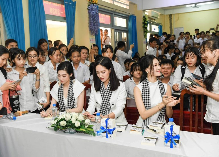 Hoa hậu Mai Phương Thúy, Hoa hậu Thùy Dung, Á hậu Tú Anh giao lưu, tặng sách cho học sinh Trường THPT Cao Lãnh 1 - Đồng Tháp
