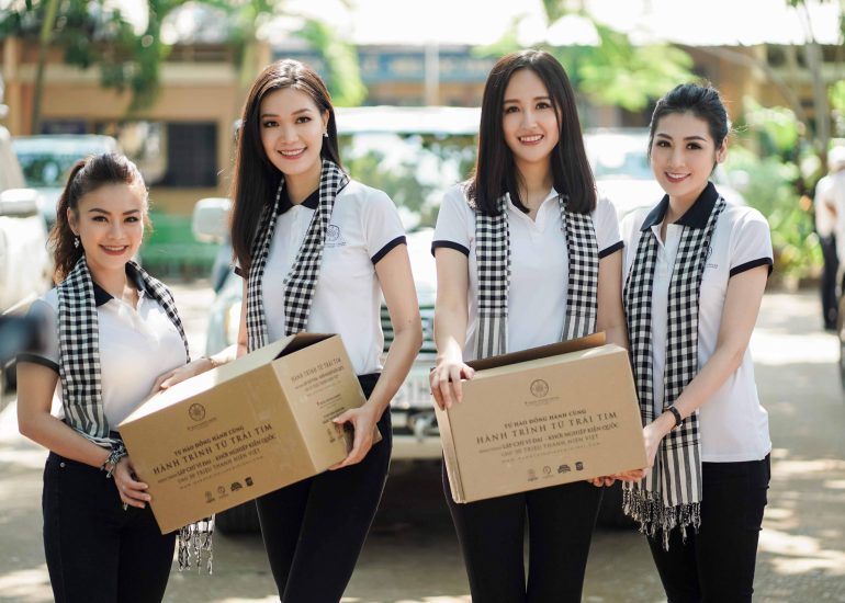 Hoa hậu Mai Phương Thúy, Hoa hậu Thùy Dung, Á hậu Tú Anh và ca sĩ Hải Yến giao lưu, tặng sách cho học sinh tại Đồng Tháp