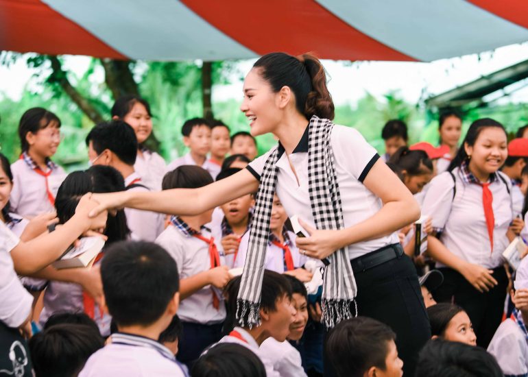 Hoa hậu Hương Giang trao tặng sách quý đến các các em học sinh ở Phong Điền - Trần Văn Thời - Cà Mau