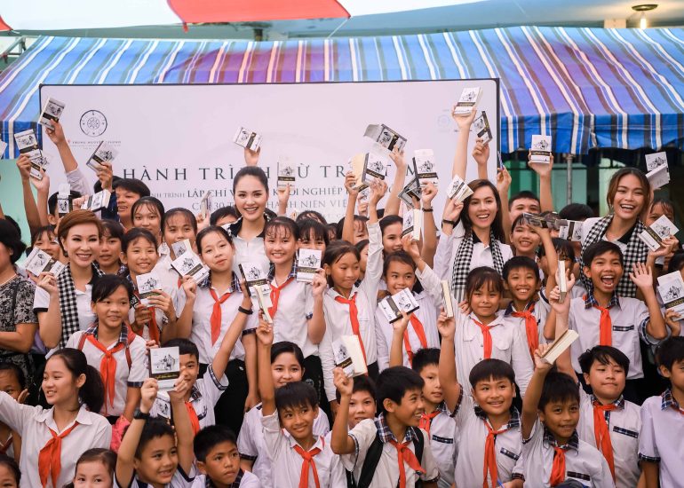 Hoa hậu Hương Giang, Á hậu Hoàng My, Á hậu Mâu Thủy và ca sĩ Uyên Linh trao tặng sách quý đến các các em học sinh ở Phong Điền - Trần Văn Thời - Cà Mau