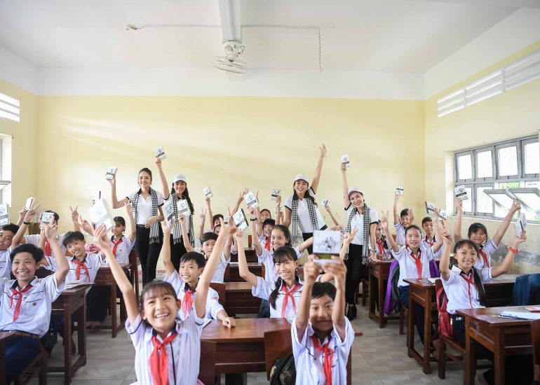 Hoa hậu Hương Giang, Á hậu Hoàng My, Á hậu Mâu Thủy và ca sĩ Uyên Linh trao tặng sách quý đến các các em học sinh tại Cà Mau