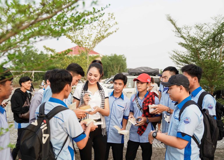 Hoa hậu Hương Giang trao tặng sách quý tại trường CĐ nghề Việt Hàn Cà Mau