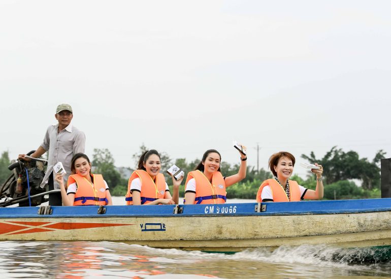 Hoa hậu Hương Giang, Á hậu Hoàng My, Á hậu Mâu Thủy và ca sĩ Uyên Linh trong Hành trình trao tặng sách quý tại Cà Mau