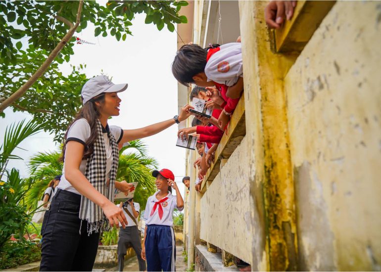 Á hậu Hoàng My trao tặng sách quý đến các các em học sinh tại Cà Mau