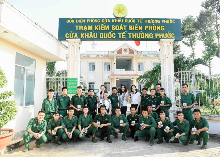 Hoa hậu Mai Phương Thúy, Hoa hậu Thùy Dung, Á hậu Tú Anh và ca sĩ Hải Yến giao lưu cùng cán bộ chiến sĩ Đồn biên phòng cửa khẩu quốc tế Thường Phước - Đồng Tháp
