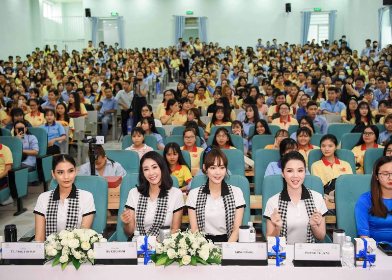 Hoa hậu Hà Kiều Anh, Á hậu Trương Thị May, Hoa khôi Huỳnh Thúy Vi và ca sĩ Minh Hằng trong Hành trình trao tặng sách tại Trường Đại học Nam Cần Thơ