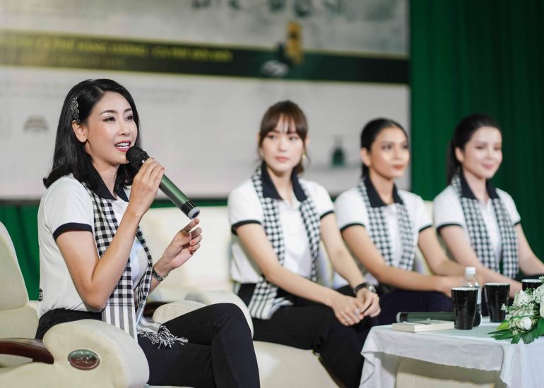 Hoa hậu Hà Kiều Anh, Á hậu Trương Thị May, Hoa khôi Huỳnh Thúy Vi và ca sĩ Minh Hằng giao lưu cùng sinh viên Trường Đại học Nam Cần Thơ