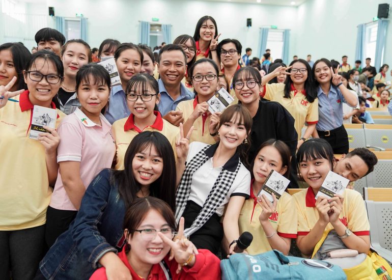 Ca sĩ Minh Hằng giao lưu cùng sinh viên Trường Đại học Nam Cần Thơ