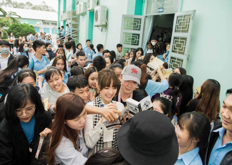 Ca sĩ Minh Hằng ký tặng sách cho sinh viên Trường Đại học Tây Đô - Cần Thơ