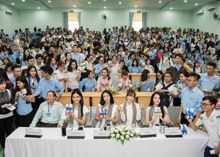 Hoa hậu Hà Kiều Anh, Á hậu Trương Thị May, Hoa khôi Huỳnh Thúy Vi và ca sĩ Minh Hằng trong Hành trình trao tặng sách tại Trường Đại học Tây Đô - Cần Thơ