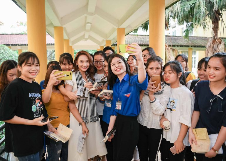 Diễn viên Bảo Thanh ký tặng sách cho sinh viên tại Thái Nguyên