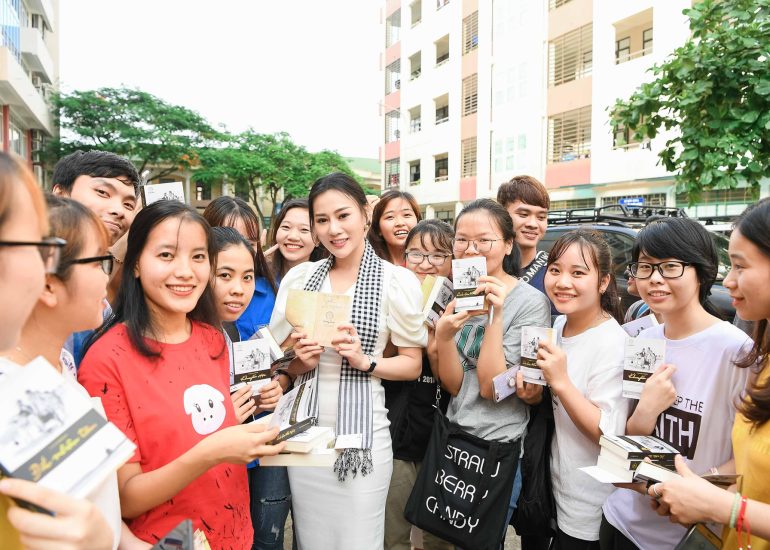 Diễn viên Phương Oanh tặng sách cho các bạn sinh viên Thái Nguyên