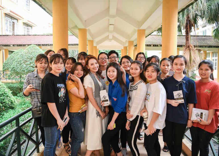 Diễn viên Bảo Thanh ký tặng sách cho sinh viên tại Thái Nguyên